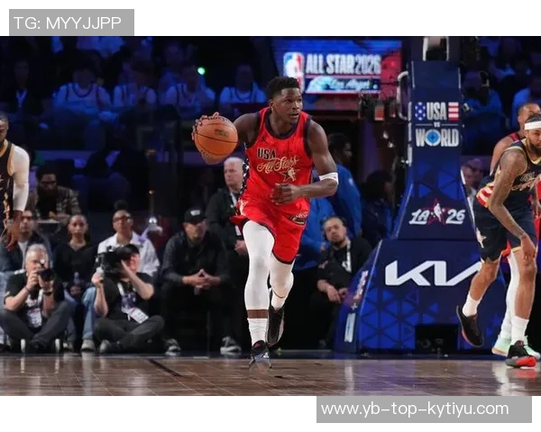 爱德华兹半场表现出色9投6中砍下15分三分球完美命中助力球队奋勇争先